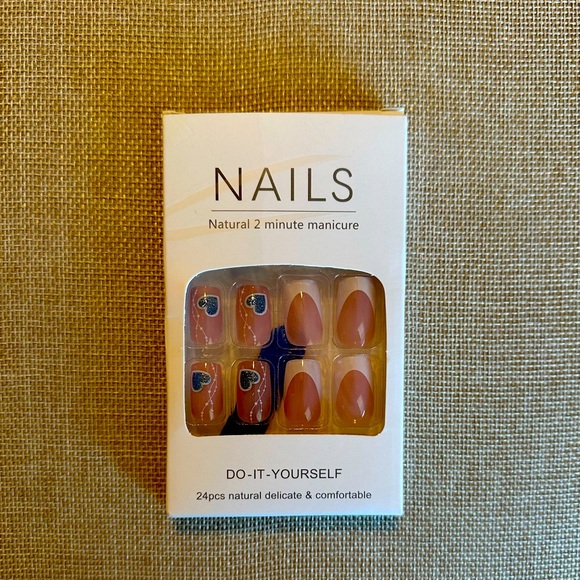 Press on nails - Picture 1 of 2